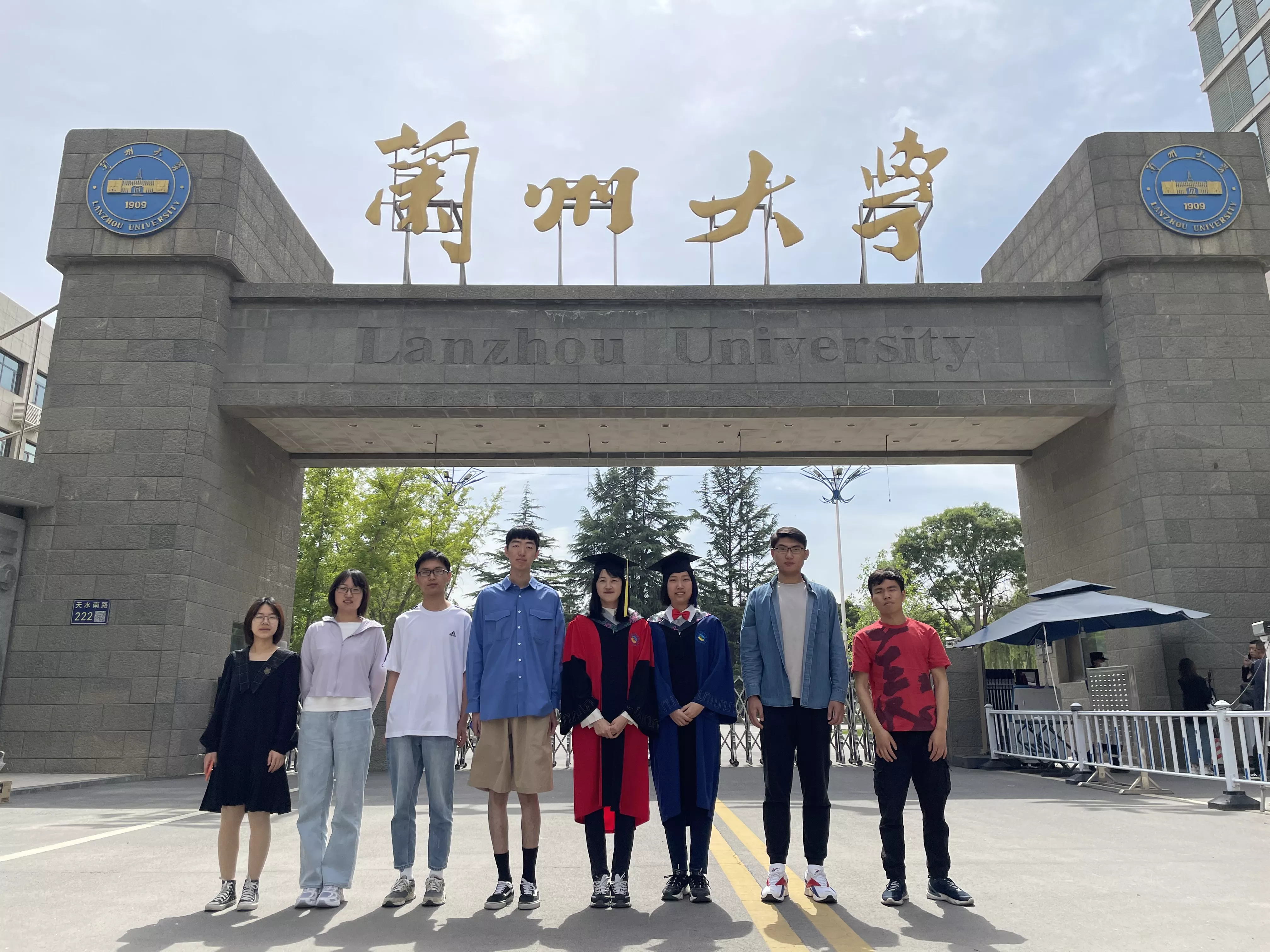 城关校区西门合影